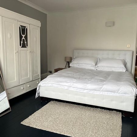 The Clock Tower Apartment - Spacious, Modern, 2 Bed Room Apartment , Southsea With Free Parking - Sleeps 4 พอร์ตสมัธ ภายนอก รูปภาพ