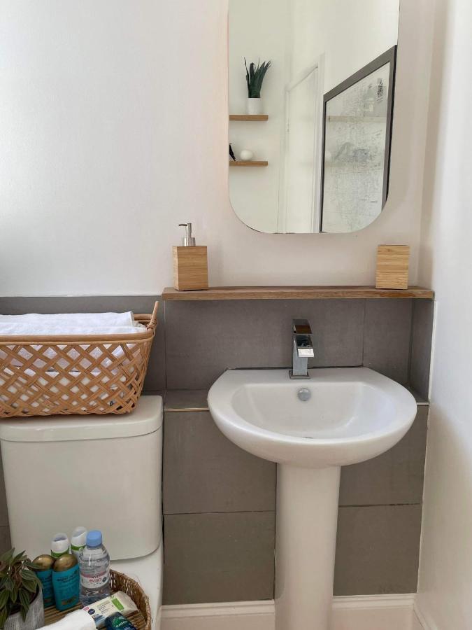 The Clock Tower Apartment - Spacious, Modern, 2 Bed Room Apartment , Southsea With Free Parking - Sleeps 4 พอร์ตสมัธ ภายนอก รูปภาพ