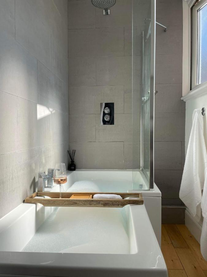 The Clock Tower Apartment - Spacious, Modern, 2 Bed Room Apartment , Southsea With Free Parking - Sleeps 4 พอร์ตสมัธ ภายนอก รูปภาพ