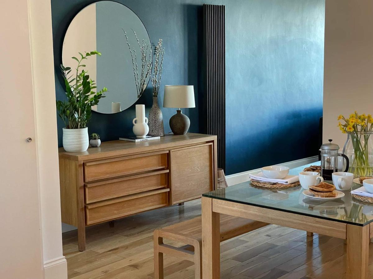 The Clock Tower Apartment - Spacious, Modern, 2 Bed Room Apartment , Southsea With Free Parking - Sleeps 4 พอร์ตสมัธ ภายนอก รูปภาพ