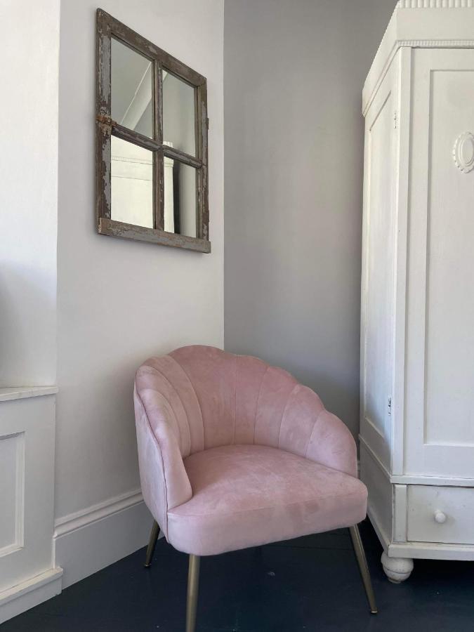 The Clock Tower Apartment - Spacious, Modern, 2 Bed Room Apartment , Southsea With Free Parking - Sleeps 4 พอร์ตสมัธ ภายนอก รูปภาพ