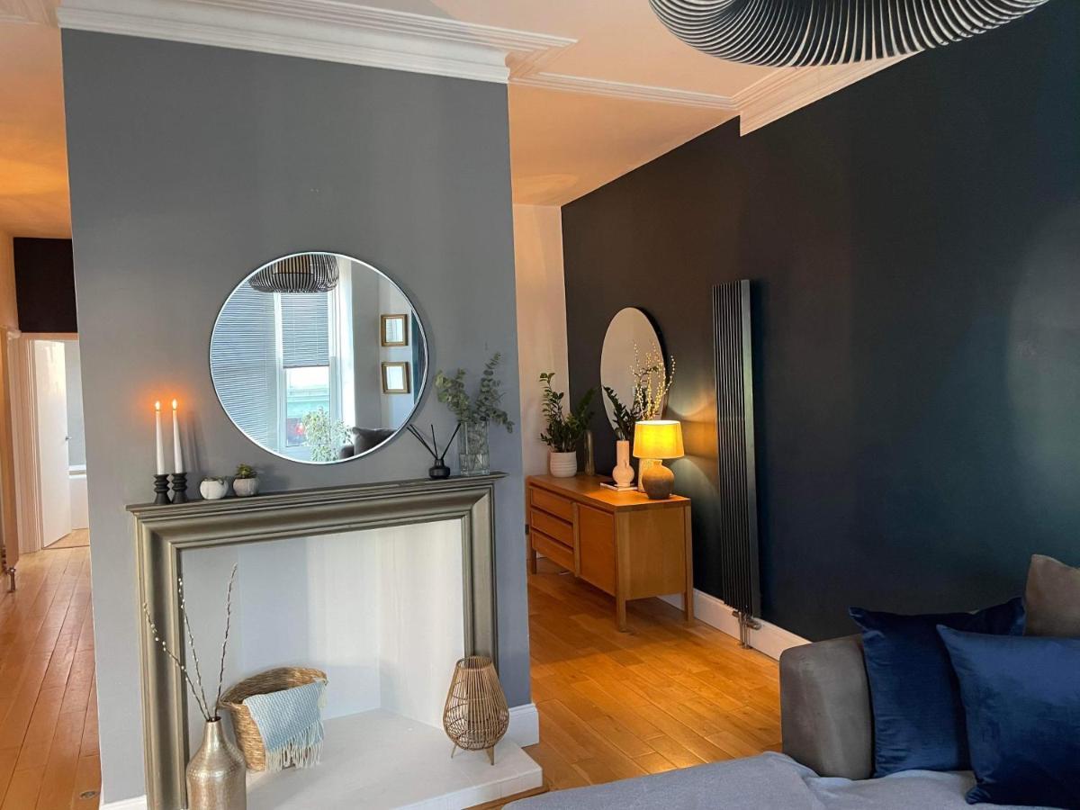The Clock Tower Apartment - Spacious, Modern, 2 Bed Room Apartment , Southsea With Free Parking - Sleeps 4 พอร์ตสมัธ ภายนอก รูปภาพ