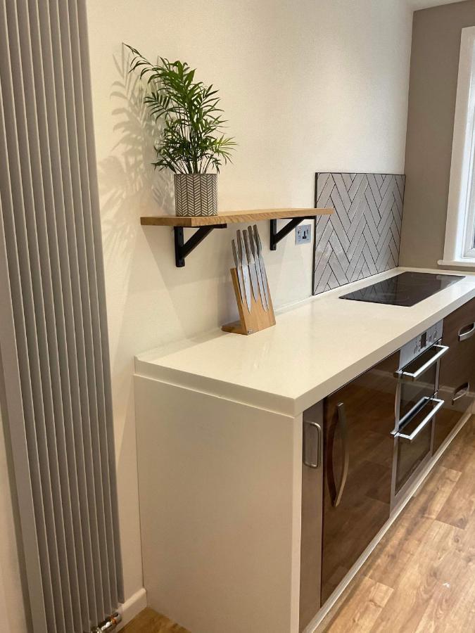 The Clock Tower Apartment - Spacious, Modern, 2 Bed Room Apartment , Southsea With Free Parking - Sleeps 4 พอร์ตสมัธ ภายนอก รูปภาพ