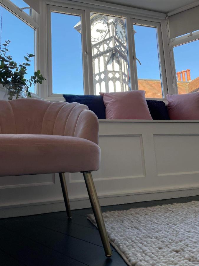 The Clock Tower Apartment - Spacious, Modern, 2 Bed Room Apartment , Southsea With Free Parking - Sleeps 4 พอร์ตสมัธ ภายนอก รูปภาพ