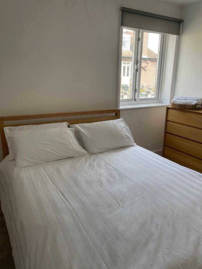 The Clock Tower Apartment - Spacious, Modern, 2 Bed Room Apartment , Southsea With Free Parking - Sleeps 4 พอร์ตสมัธ ภายนอก รูปภาพ