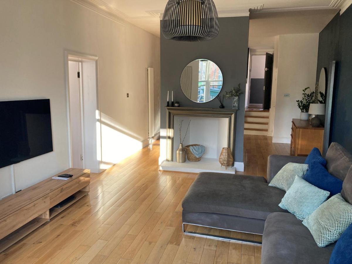 The Clock Tower Apartment - Spacious, Modern, 2 Bed Room Apartment , Southsea With Free Parking - Sleeps 4 พอร์ตสมัธ ภายนอก รูปภาพ