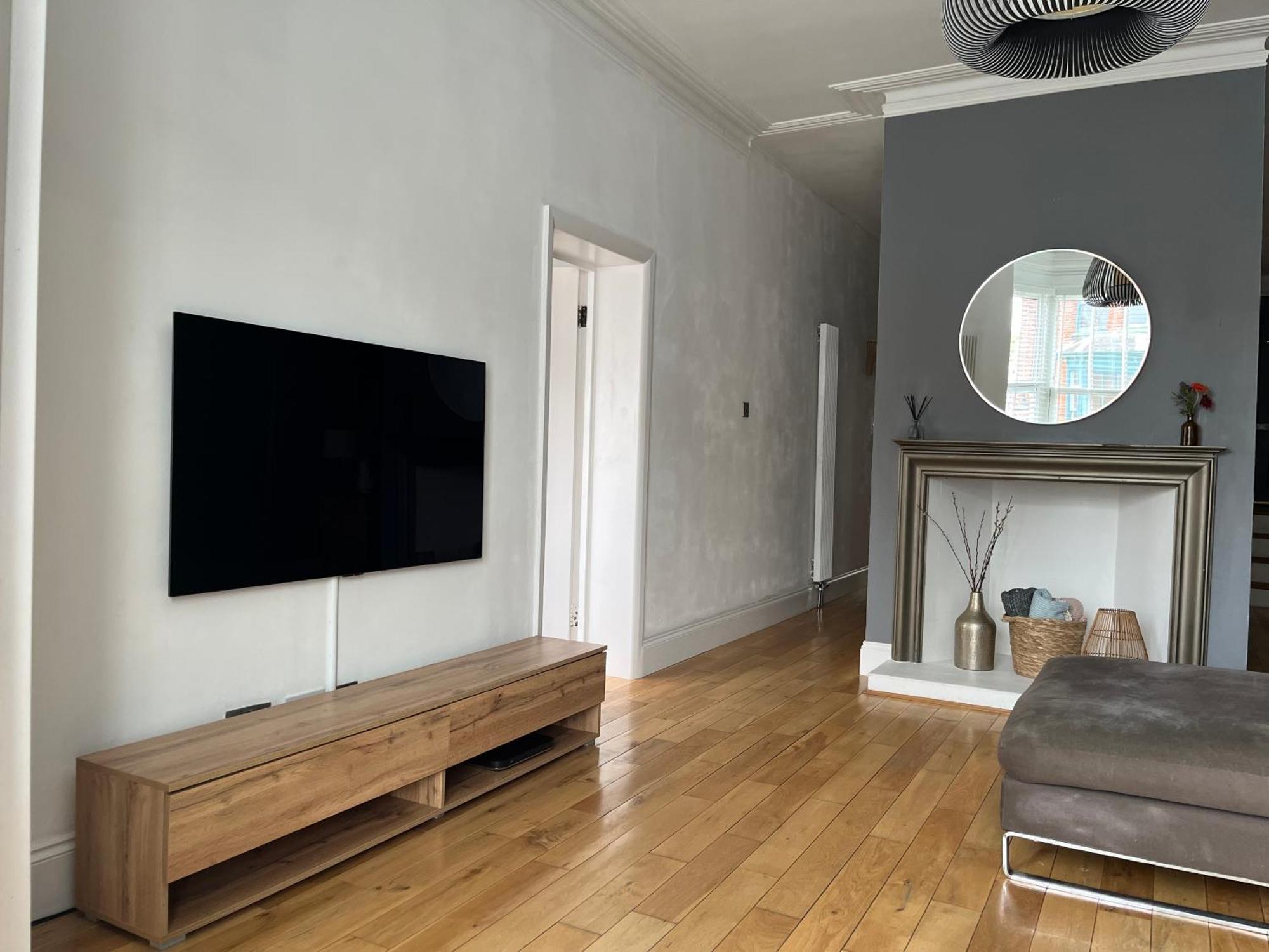 The Clock Tower Apartment - Spacious, Modern, 2 Bed Room Apartment , Southsea With Free Parking - Sleeps 4 พอร์ตสมัธ ภายนอก รูปภาพ