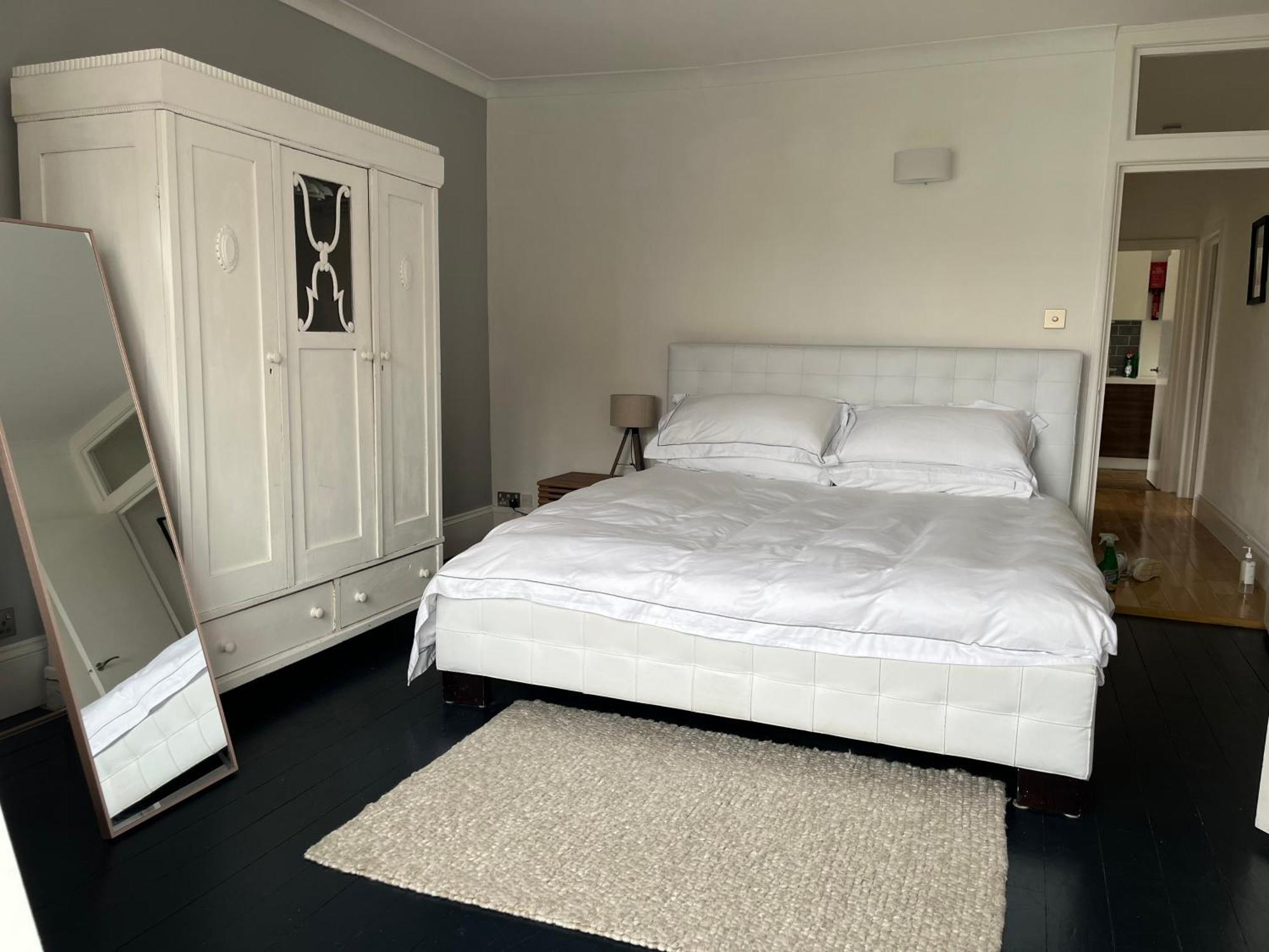 The Clock Tower Apartment - Spacious, Modern, 2 Bed Room Apartment , Southsea With Free Parking - Sleeps 4 พอร์ตสมัธ ภายนอก รูปภาพ